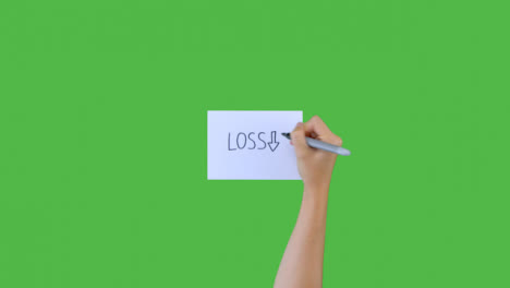Frau-Schreibt-Verlust-Und-Pfeil-Nach-Unten-Auf-Papier-Mit-Grünem-Bildschirm